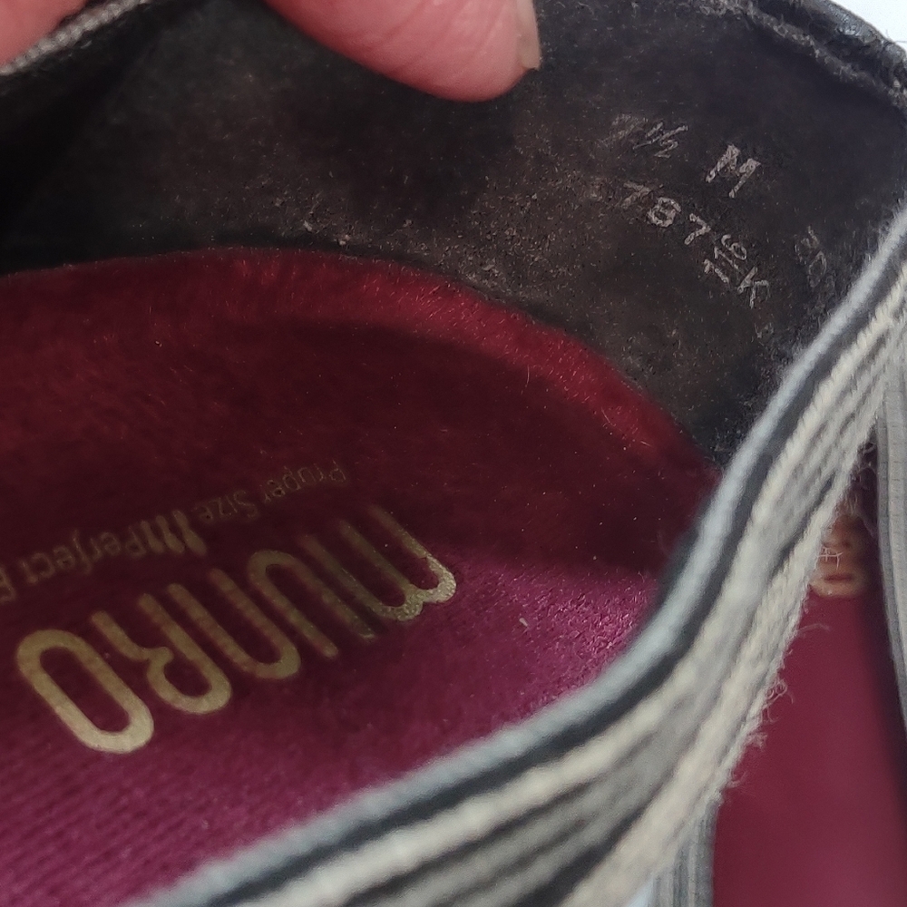 Munro Black Flats with Comfort and Elegance - Picture 7 of 7